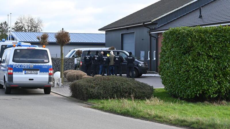 Polizisten nehmen eine Person in einem Nebengebäude im Gewerbegebiet Nindorfer Deichfeld in Drochtersen fest.