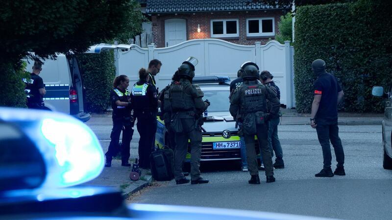 Polizisten nehmen einen Verdächtigen fest und stellen Beweise sicher.