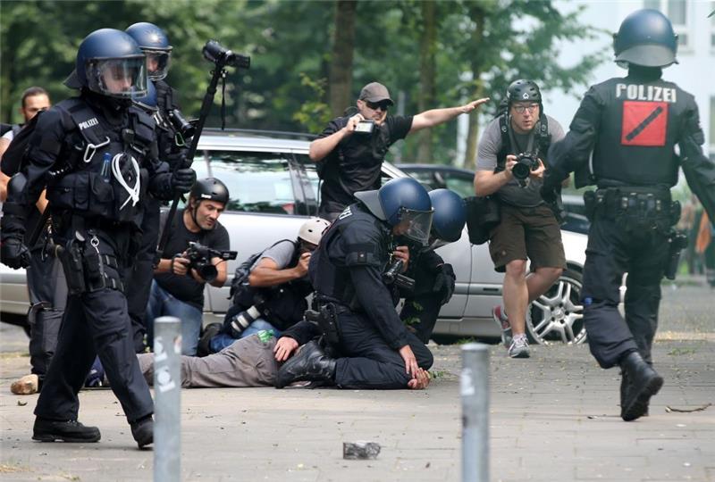 Liveticker zum Nachlesen: Der Gipfel ist beendet Polizisten nehmen nahe der Landungsbrücken in Hamburg unter Beobachtung von Journalisten einen Aktivisten fest Foto: Bodo Marks/dpa