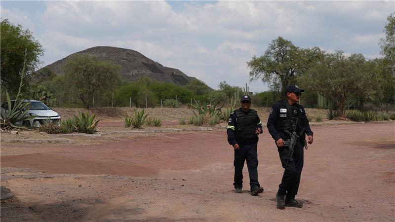 Polizisten patrouillieren vor den Pyramiden, nachdem ein Bewaffneter in Teotihuacan das Feuer eröffnet hat.
