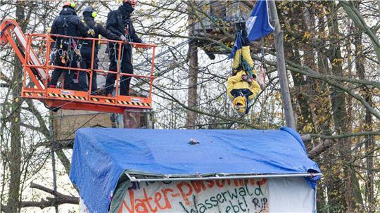 Polizisten räumen ein besetztes Waldstück im Hambacher Forst und gehen gegen die Besetzer vor. 