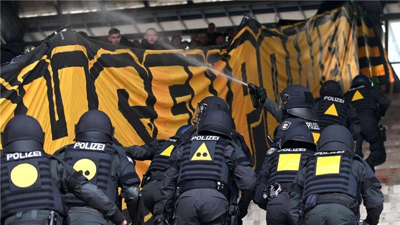 Polizisten reagieren am Block der Fans aus Dresden in der Partie bei Hansa Rostock. 