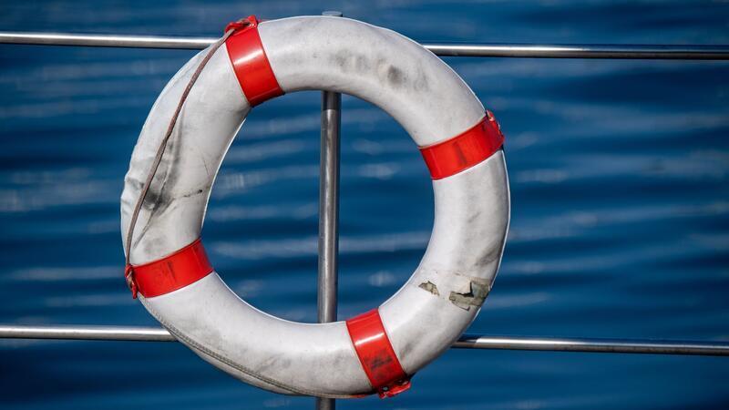 Polizisten reagierten schnell und warfen dem Hundebesitzer einen Rettungsring zu. (Symbolbild)