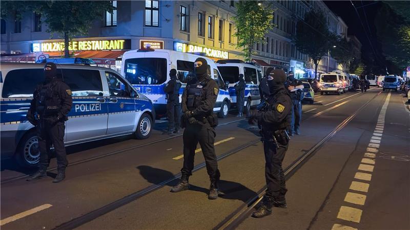 Polizisten riegeln die Eisenbahnstraße in Leipzig ab.