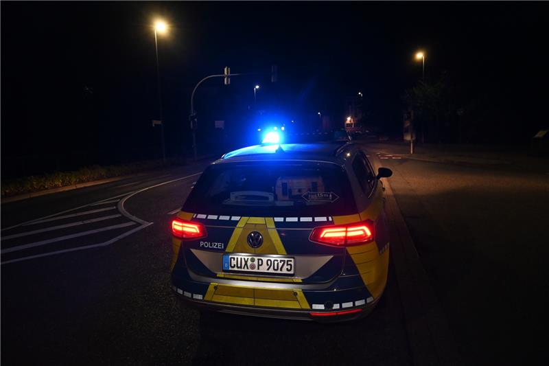 23-Jähriger am Stader Hafen erschossen Polizisten riegelten die Altstadt ab. Foto Vasel