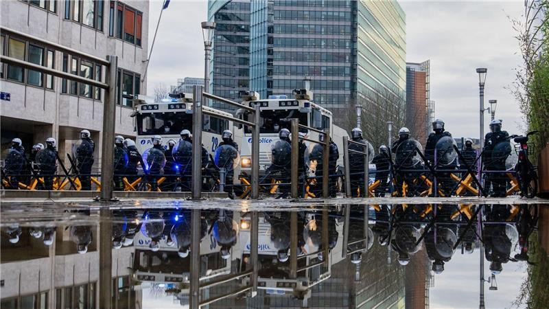 Polizisten schützen den in Brüssel tagenden EU-Gipfel. 