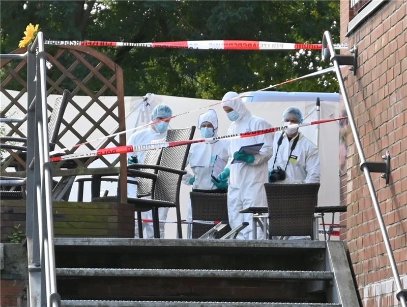 „Wie im Krimi“: Polizisten schildern Mordnacht in Stade Polizisten sichern am 20. September 2022 die Spuren am Döner-Imbiss am Stader Stadthafen. Foto: Vasel