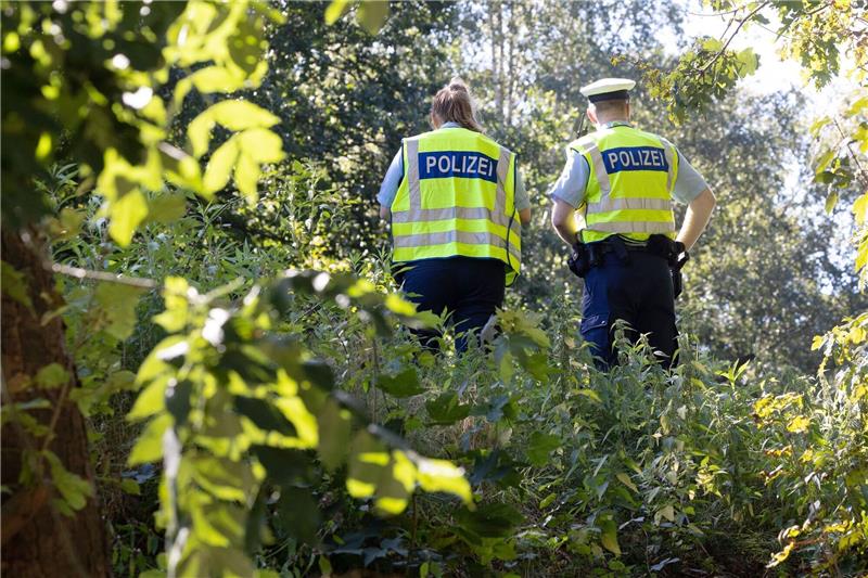 Polizisten sichern am 8. September einen möglichen Tatort an einem Bahndamm im Hamburger Stadtteil Lokstedt.