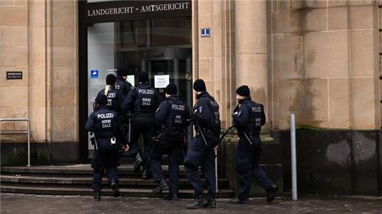Polizisten sichern das Gerichtsgebäude in Duisburg.