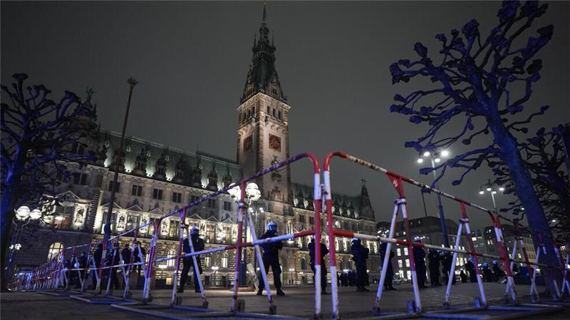 Mehr als 10.000 demonstrieren gegen Weidel-Besuch in Hamburg Polizisten sichern die AfD-Wahlkampfveranstaltung vor dem Hamburger Rathaus ab.