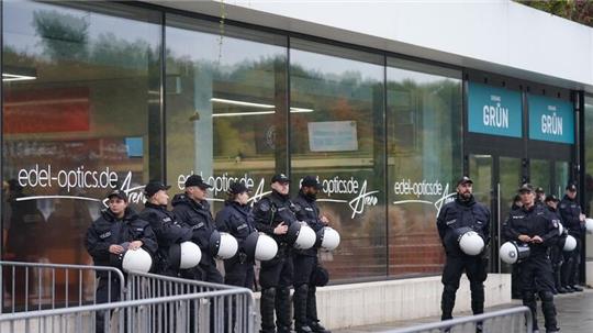 Polizisten sichern die Halle ab.
