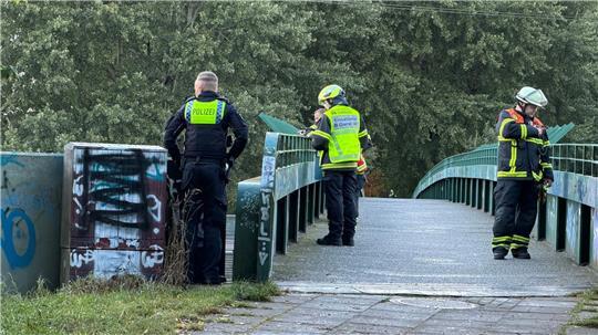 Polizisten sichern eine Fußgängerbrücke im Hamburger Stadtteil Wilhelmsburg – unter ihr wurde der Junge entdeckt.