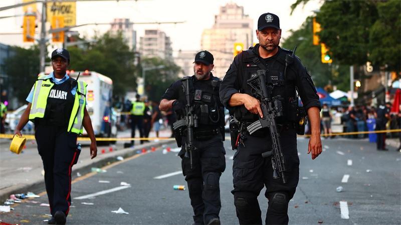 Polizisten sichern eine Straße, nachdem bei einem Salsa-Festival im kanadischen Toronto zwei Menschen durch Schüsse getötet wurden. 