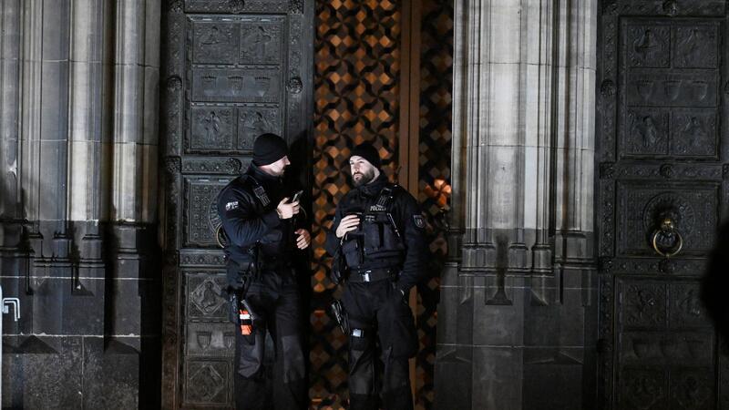 Terroralarm Kölner Dom: Mann in Gewahrsam genommen Polizisten sichern einen Eingang zum Kölner Dom.