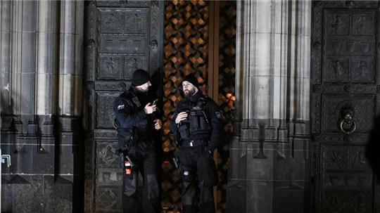 Polizisten sichern einen Eingang zum Kölner Dom.