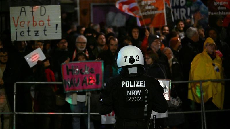Polizisten sichern in Düsseldorf eine Veranstaltung mit dem Thüringer AfD-Landesparteichef Björn Höcke. 