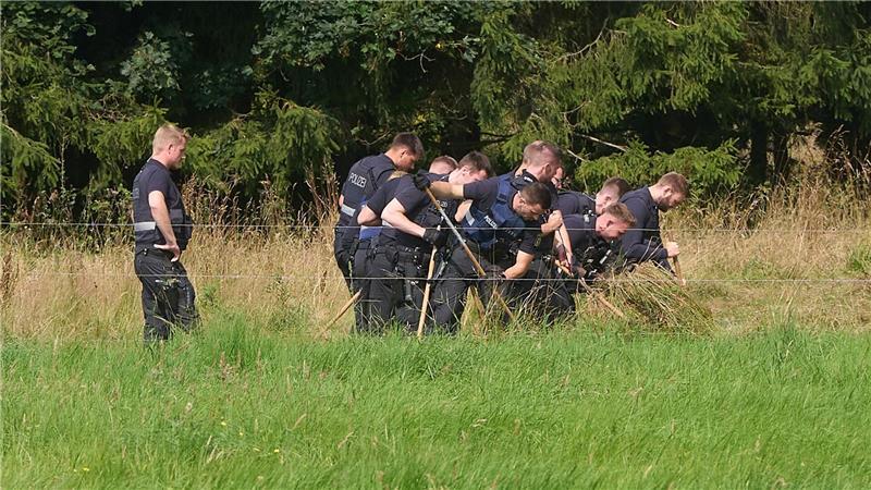 Gesuchter Dreifachmörder im Westerwald ist tot Polizisten sicherten nach dem Leichenfund Spuren.