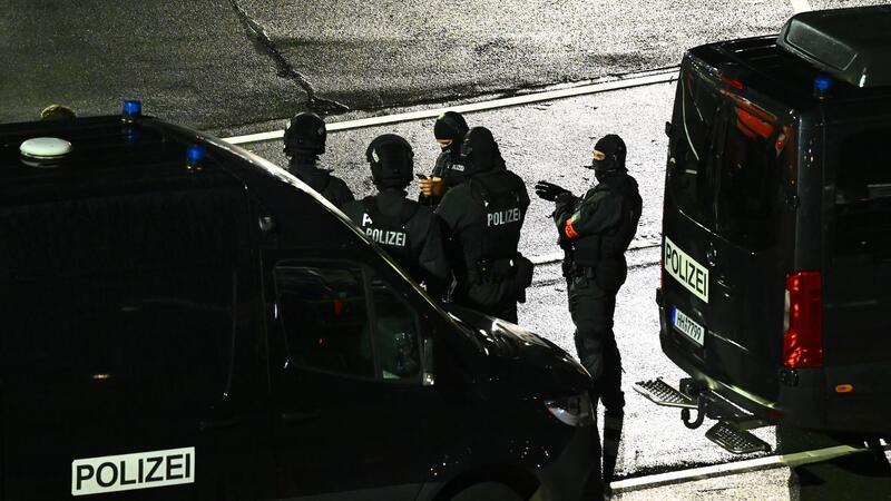 Hamburger Flughafen: Glückliches Ende einer Geiselnahme Polizisten sind am Flughafen im Einsatz.