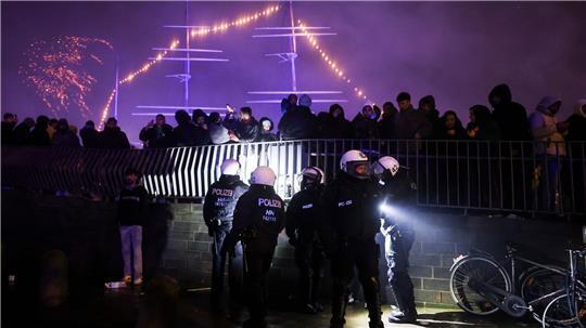 Polizisten sind an den Landungsbrücken im Einsatz.