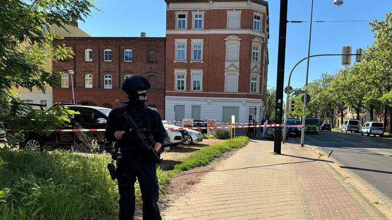 Polizisten sind im Süden von Madgeburg im Einsatz.