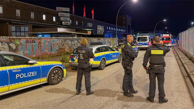 Polizisten sind in Hamburg bei einem Polizeieinsatz.