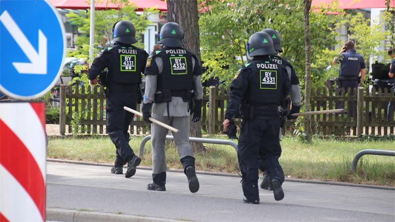 Polizisten sind in Regensburg im Einsatz. 