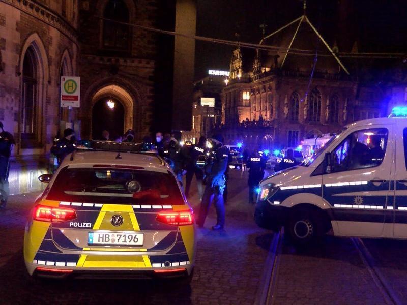 Polizisten sind in der Bremer Innenstadt bei einer Corona-Demo im Einsatz. Foto: Nord-West-Media/dpa/Symbolbild