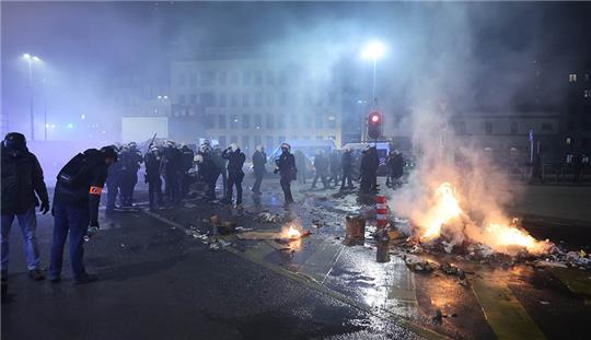 Polizisten sind nach Krawallen in der Brüsseler Innenstadt im Einsatz. Foto: James Arthur Gekiere/BELGA/dpa