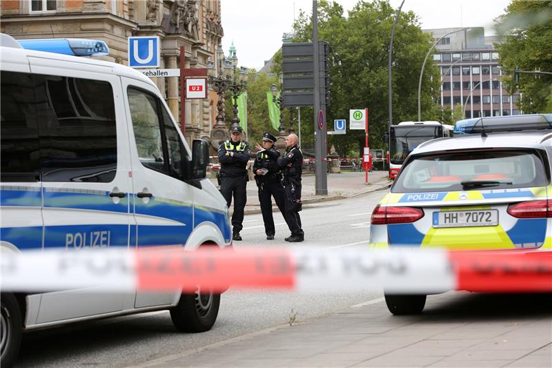 Polizisten sperren den Bereich am Strafjustizgebäude in Hamburg. Foto: Bodo Marks/dpa