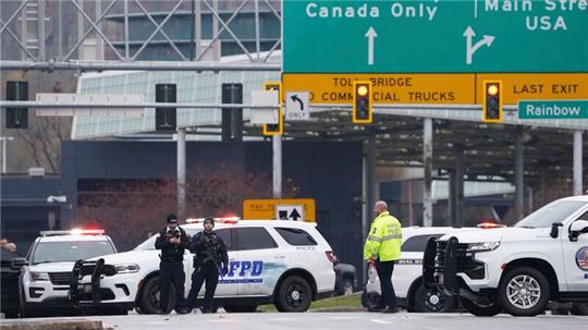 Polizisten sperren den Eingang zur Rainbow Bridge im Bundesstaat New York.