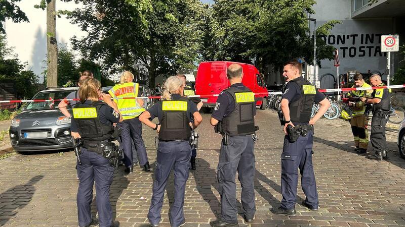 Polizisten sperren den Tatort ab - ein Mann ist in Berlin-Gesundbrunnen durch einen Messerstich in den Bauch getötet worden.