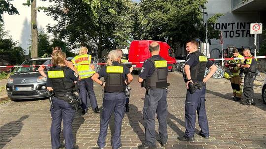 Polizisten sperren den Tatort ab - ein Mann ist in Berlin-Gesundbrunnen durch einen Messerstich in den Bauch getötet worden.