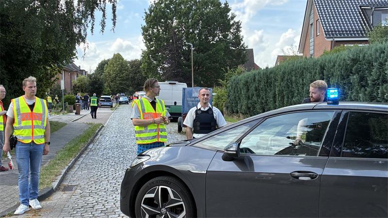Sechs Tote nach blutiger Gewalttat in Mutter-Kind-Heim in Stade Polizisten sperren den Tatort großräumig ab.