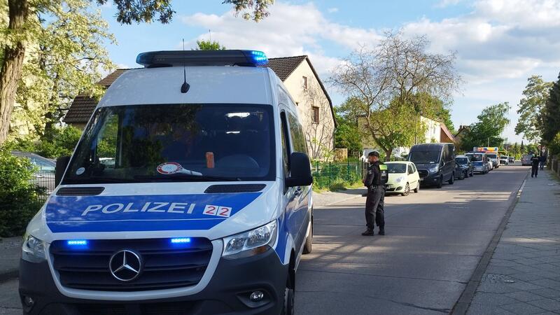 Mann in Berlin auf offener Straße getötet Polizisten sperren eine Straße im Berliner Bezirk Spandau für die Ermittlungsarbeiten.