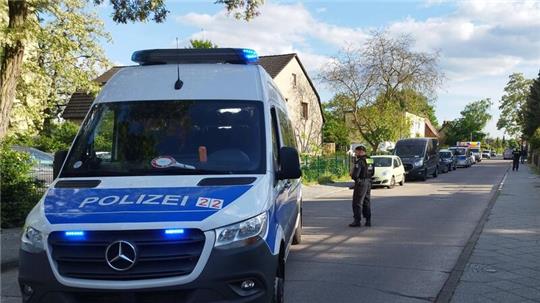 Polizisten sperren eine Straße im Berliner Bezirk Spandau für die Ermittlungsarbeiten.