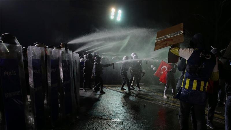 Polizisten sprühen Pfefferspray auf Protestierende während einer Demonstration nach der Verhaftung des Bürgermeisters von Istanbul.