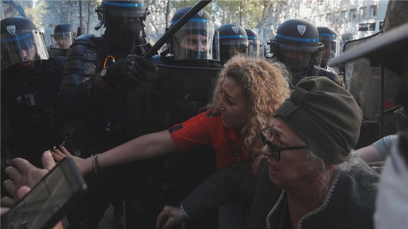 Polizisten stehen Teilnehmern einer Demonstration in Paris gegen Haushaltskürzungen gegenüber, zu der die großen Gewerkschaften aufgerufen haben.