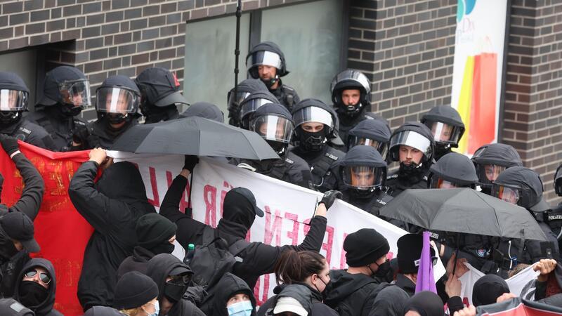 Durchsuchungen in mehreren Ländern nach 1. Mai-Demo in Gera Polizisten stehen am 1. Mai 2023 in Gera Demonstrationsteilnehmern aus der linken Szene gegenüber.
