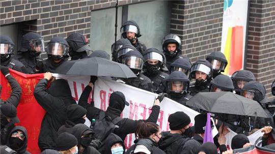 Polizisten stehen am 1. Mai 2023 in Gera Demonstrationsteilnehmern aus der linken Szene gegenüber.