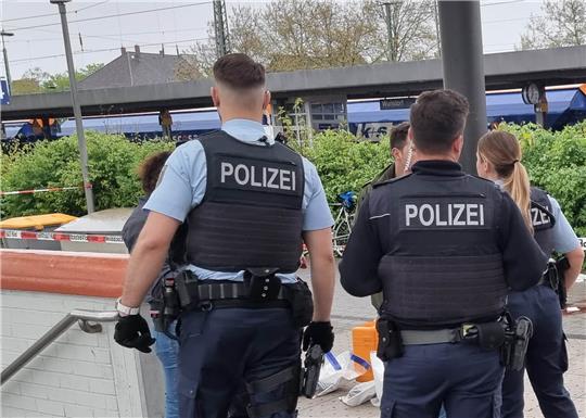 Polizisten stehen am Bahnhof in Wunstorf in der Region Hannover. Ein 35-Jähriger ist bei einem Streit im Bahnhof von Wunstorf mit einem Messer lebensgefährlich verletzt worden. Foto: Str/TNN/dpa