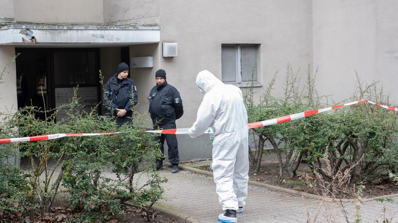 Mathe-Nachhilfe und Kekse: Was Nachbarn über RAF-Terroristin Klette sagen Polizisten stehen am Eingang eines Mehrfamilienhauses in Stadtteil Kreuzberg, während ein Polizist in Schutzanzug an einem Absperrband steht. Die frühere Terroristin der Roten Armee Fraktion (RAF), Daniela Klette (65), ist in Berlin gefasst worden.