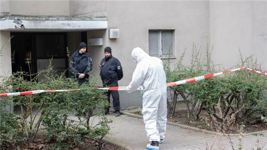 Polizisten stehen am Eingang eines Mehrfamilienhauses in Stadtteil Kreuzberg, während ein Polizist in Schutzanzug an einem Absperrband steht. Die frühere Terroristin der Roten Armee Fraktion (RAF), Daniela Klette (65), ist in Berlin gefasst worden.