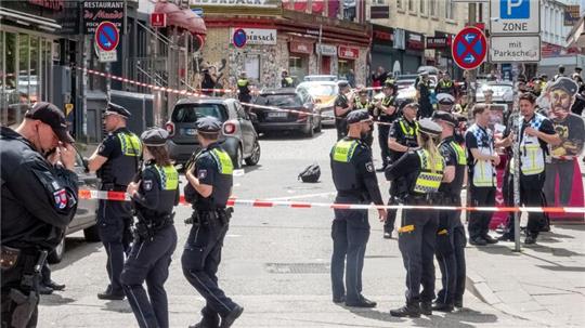 Polizisten stehen am Einsatzort.