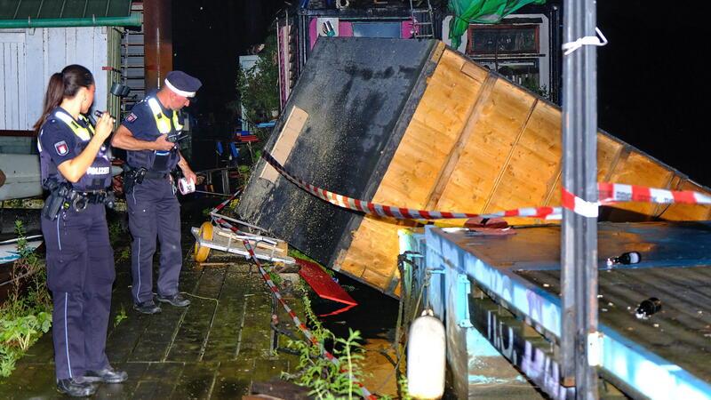 Schwere Gewitter im Kreis Stade – Unfälle im Nachbarkreis Polizisten stehen am Einsatzort in Hamburg Moorfleet am Holzhafen.