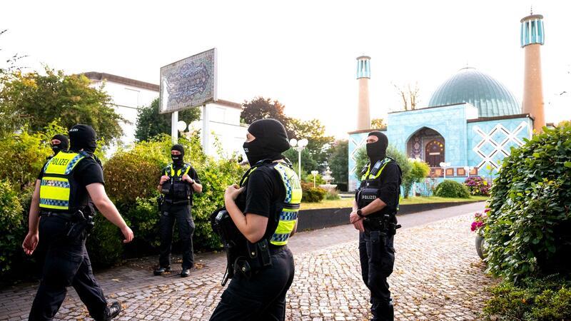 Nach Vereinsverbot: Iran bestellt deutschen Botschafter ein Polizisten stehen am Morgen vor der Imam Ali Moschee in Hamburg.