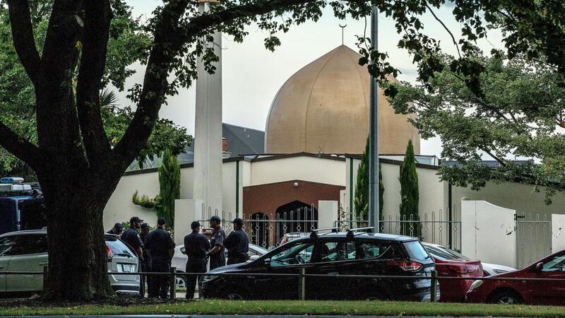 Terror von Christchurch: Amtliche Untersuchung startet Polizisten stehen am Tag nach der Tat vor einer der beiden Moscheen in Christchurch, wo ein Rechtsextremer 51 Menschen erschoss und 50 weitere verletzte.