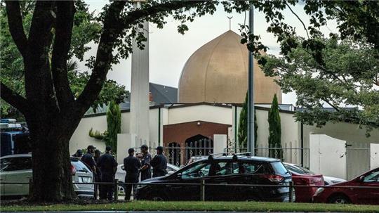 Polizisten stehen am Tag nach der Tat vor einer der beiden Moscheen in Christchurch, wo ein Rechtsextremer 51 Menschen erschoss und 50 weitere verletzte.