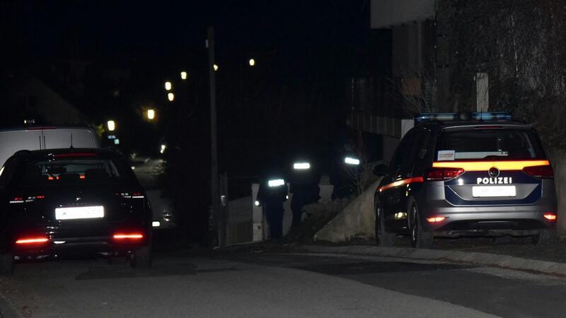 Bewaffneter Deutscher in Österreich erschossen Polizisten stehen auf einer Straße in Österreich.
