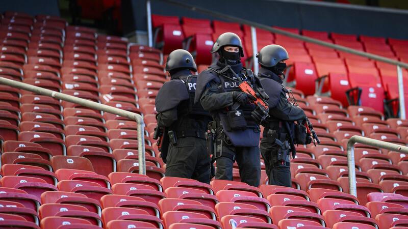Polizisten stehen bei einer praktische Übung einer Einsatzlage zur Fußball-Europameisterschaft in der MHP Arena.