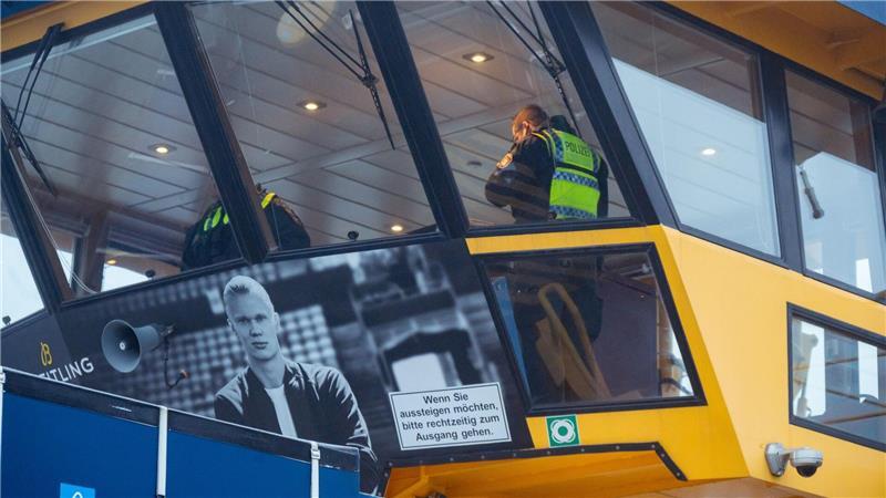 Polizisten stehen im Führerhaus der Fähre, die am Anleger Dockland festgemacht hat.